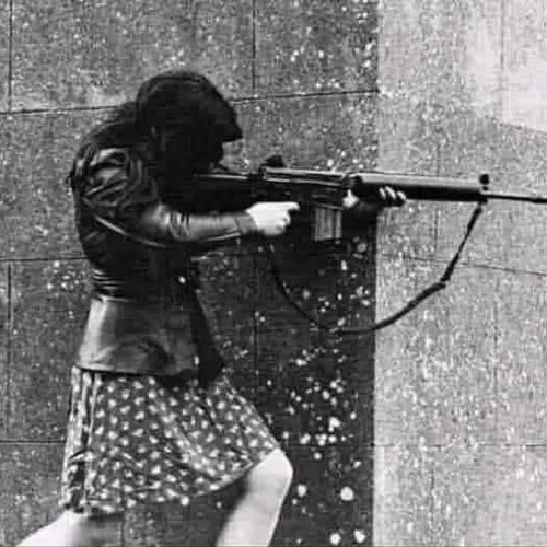 این عکس در سال ۱۹۷۲ در ایرلند گرفته شده، دختری که با سلاح