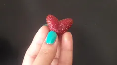 در حال خوردن توت فرنگی بودم که یهو به یک قلب برخوردم😄 😄 😄