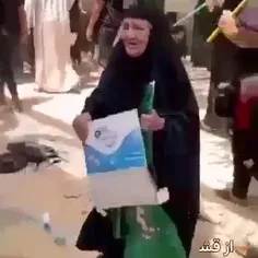 مادری درحال بادزدن وخنک کردن زائران امام حسین