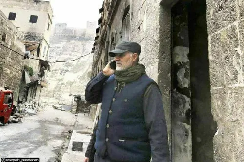 ‏عکسی دیوانه کننده از سردار سلیمانی در ویرانه های سوریه!