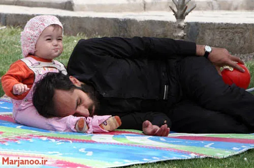 خوابیدن جااب پدر برزوی پای دخترش