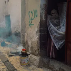 Photo by @alexkpotter - A Yemeni woman peers out the door