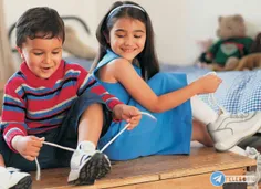 پوشاندن کفش گشاد به کودکان به امید اینکه بعدا اندازه شود