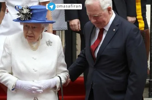 ⭕ ️فرماندار کل کانادا باگرفتن دست ملکه الیزابت،پروتکل لمس