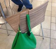2⃣ صندلی با جایگاه ویژه برای آویختن کیف