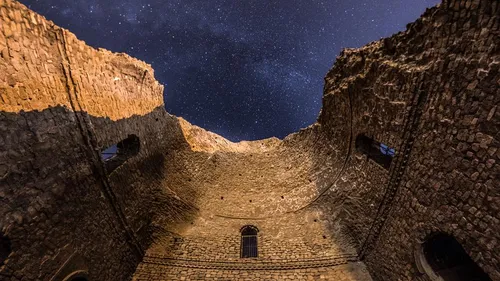 ایرانگردی کاخ اردشیر در استان فارس بالا دیده می شود. یک د