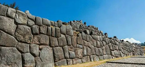 ساکسای هومن یک دیواره سنگی است که هزاران سال قبل توسط این