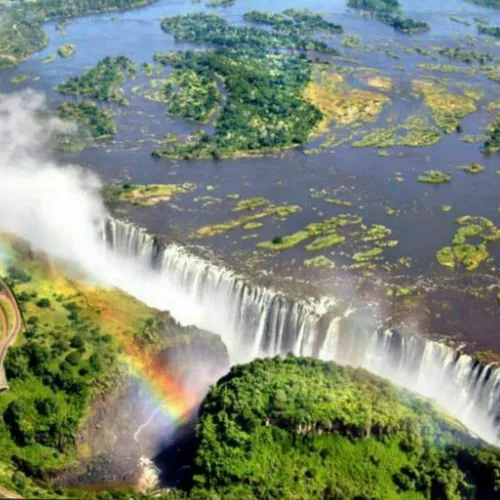 آبشار ویکتوریا در ناحیه رودخانه زامبزی در مرز زیمبابوه شا
