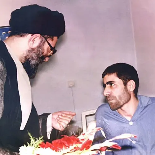 سلام این عکس مربوط به دیدار شهید قیاثعلی نجفی راد و رهبر 