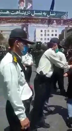 ظهر عاشورا، تهران / پليس در حال توزيع ماسك بين كودكان عزا