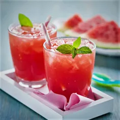 شربت هندوانه یک نوشیدنی خنک است که در تابستان است.