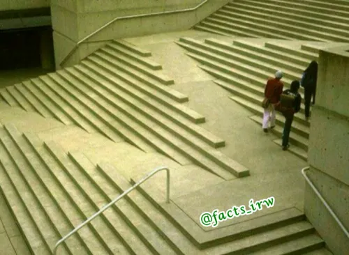 در طراحی جالب این پله ها محل عبور معلولین به شکلی جالب در