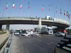 ⭕ ️⭕ ️ سقوط بار تریلی در دور برگردان اتوبان آزادگان تهران