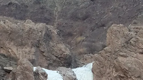 آبشار کوچکی که در مسیر جاده مرزی خوی از شدت سرما یخ بسته.