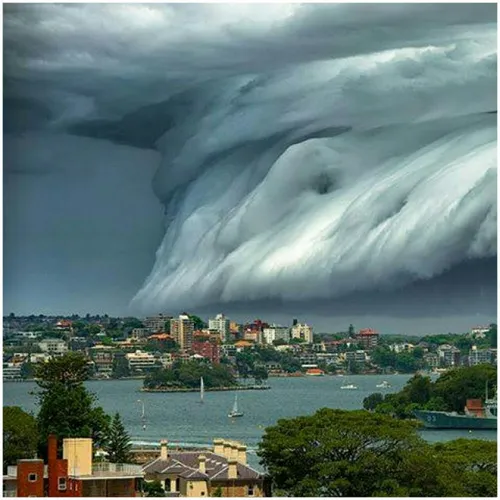 تصویری فوق العاده زیبا از پدیده ای نادر به نام سقوط ابر ه
