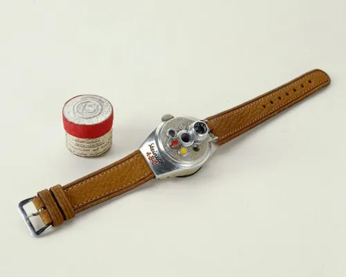 ساعت مچی دوربینی در آلمان غربی توسعه یافت، بر روی دست جاس