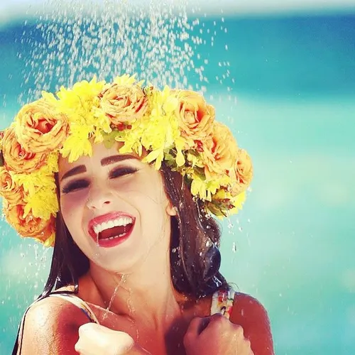 شکفتن هیچ گلی به زیبایی لبخند تو نیست ، پس بخند تا گلها ا