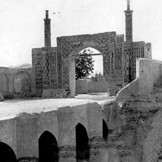در زمان قاجار عبور و مرور به داخل شهر تهران از  دروازه ها