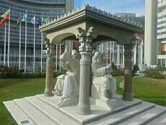 مجسمه اندیشمندان  ایران مقابل سازمان ملل