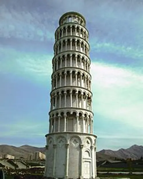 تندیس برج پیزا در مجموعهٔ جهان نما در شهرستان ملایر همدان