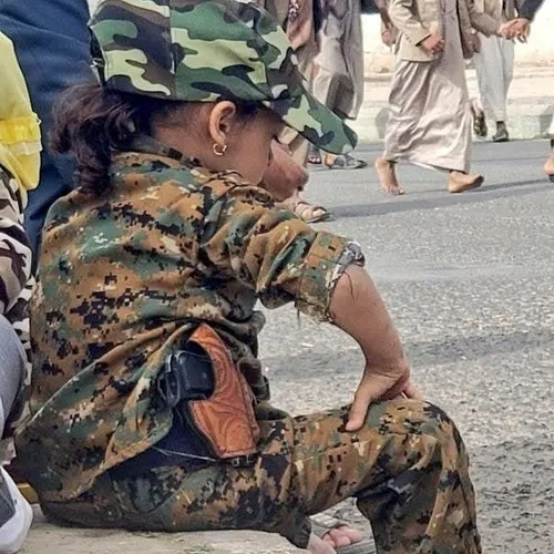 🔰 یک دختر یمنی با لباس نظامی 😎😊