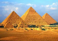 هرم خوپوس در مصر که ۲۶۰۰ سال قبل از میلاد مسیح ساخته شد ب