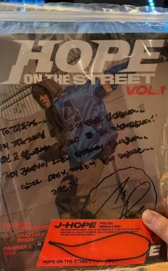جیهوپ آلبوم امضا شده HOPE ON THE STREET رو به تهیه کننده 