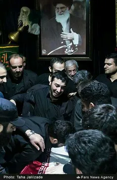 دیدار خانواده شهید باقری محافظ احمدی نژاد با پیکر شهیدشان