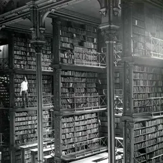 تصویری جالب و ناب از یک مرد در حال جستجو در کتابخانه قدیم