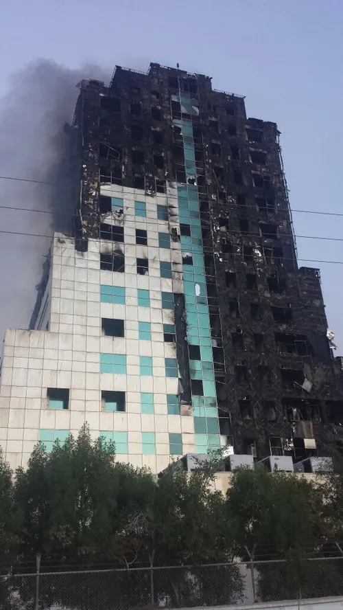 برج تندگویان منطقه انرژی پارس در محاصره آتش