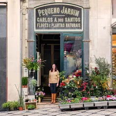 عکس مغازه های قدیمی شهر لیسبون پرتغال و صاحب یا مالک مغاز