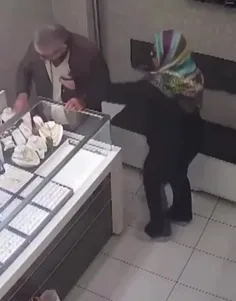 ویدو وایرال شده از حمله پیرزن به فروشنده طلا با هدف سرقت!