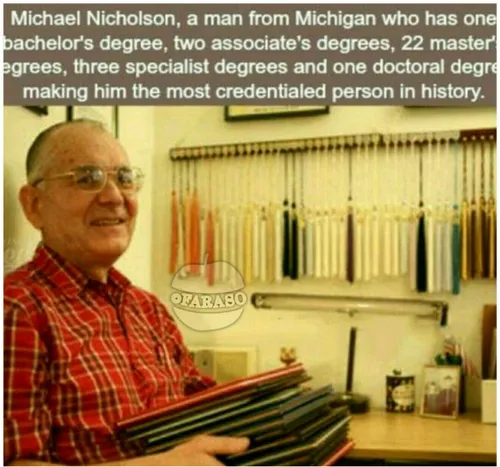 این مرد مایکل نیکلسون نام دارد ، او 1 دیپلم، 2 مدرک کارشن