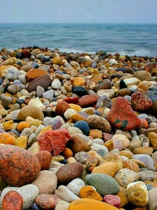 سنگهایی با رنگهای کاملاً طبیعی و شکل های زیبا و متنوع در 