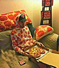 کلا زندگیش با هم سته همش پیتزا 😂😊