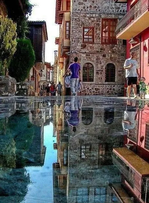 انعکاس فوق العاده تصاویر در پیاده رویی در استانبول که از 