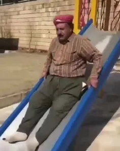 آقای کیه رفده سرسره بازی😂