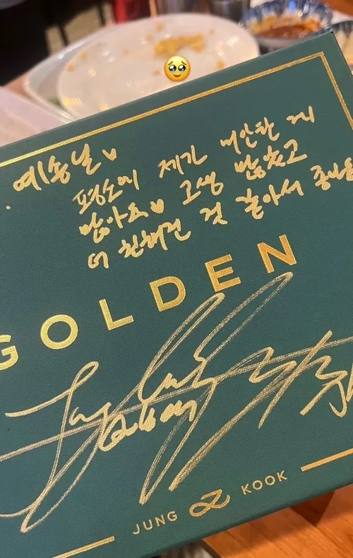 جونگکوک به استایلیست Yesong آلبوم امضا شده داده!