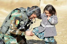 ‏دختر کوچک #افغانستان دستش را به سر هموطن سربازش تکیه داد