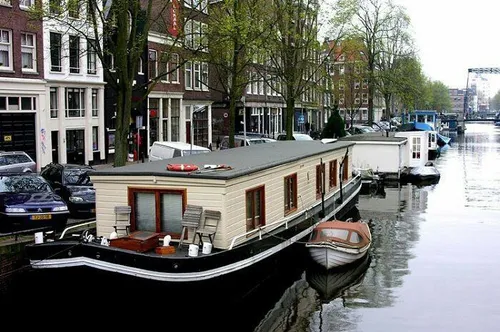 یکی از مواردی که خاص آمستردام است، خانه های قایقی است. قا