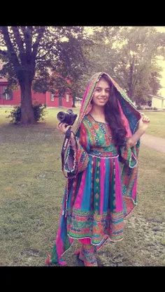 دختر افغان با لباس محلی افغانستان.