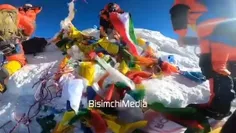 بوسه کوهنورد ایرانی بر پرچم ایران در قله اورست