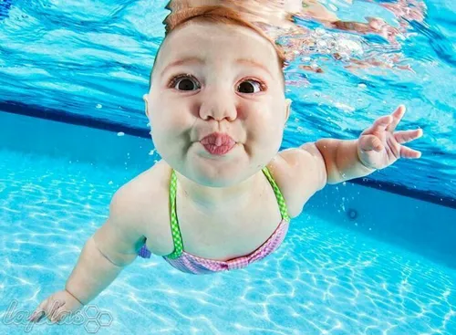 عکس کودک زیر آب. 1