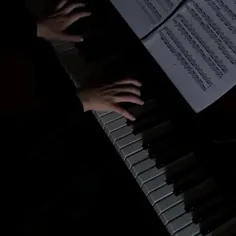 وقتی ویلن میزنی ولی دلت هوای پیانو رو میکنه •-•