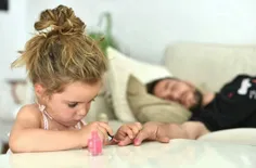 دختر باس وقتی باباش خوابه براش لاک بزنه 