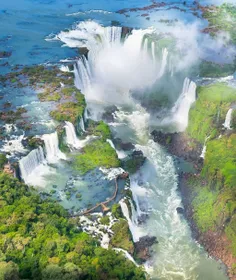 آبشار ایگواسو در مرز مشترک دو کشور برزیل و آرژانتین قرار 