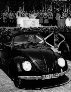 هیتلر در مراسم رونمایی از اتومبیل فولکس واگن مدل بیتل، ده