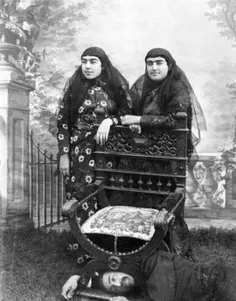 عکس عجیب ناصرالدین شاه قاجار به همراه دخترانش