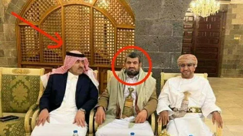 سفیر عربستان در یمن در کنار علی قرشه از رهبران انصارالله 