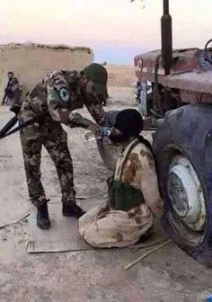 سرباز شیعه درحال اب دادن به اسیر داعشی